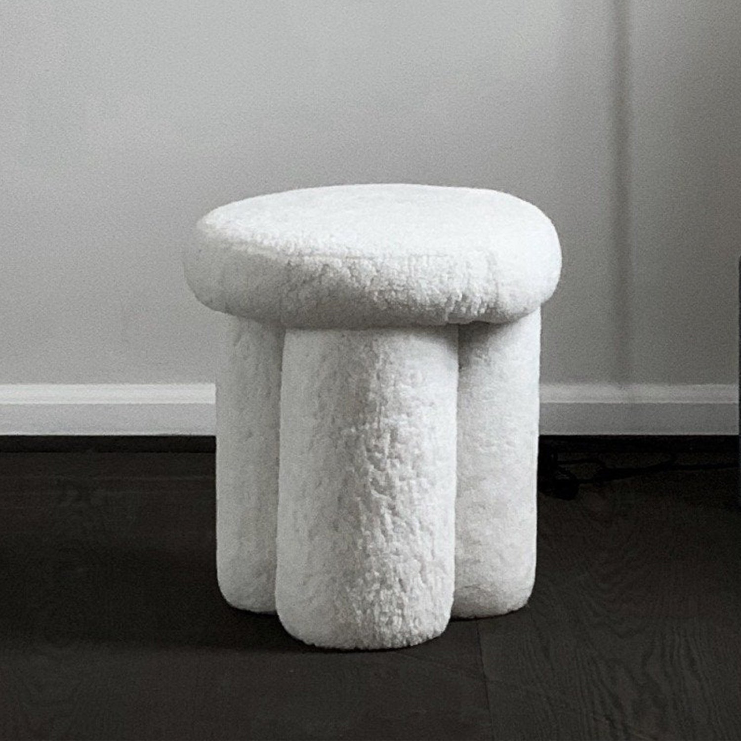 スツール 101 big foot stool sheep skin Big Foot Stool - Sheep Skin – Forom