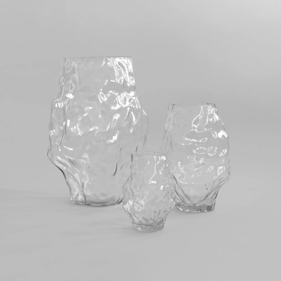 Katachi Vase, Medio