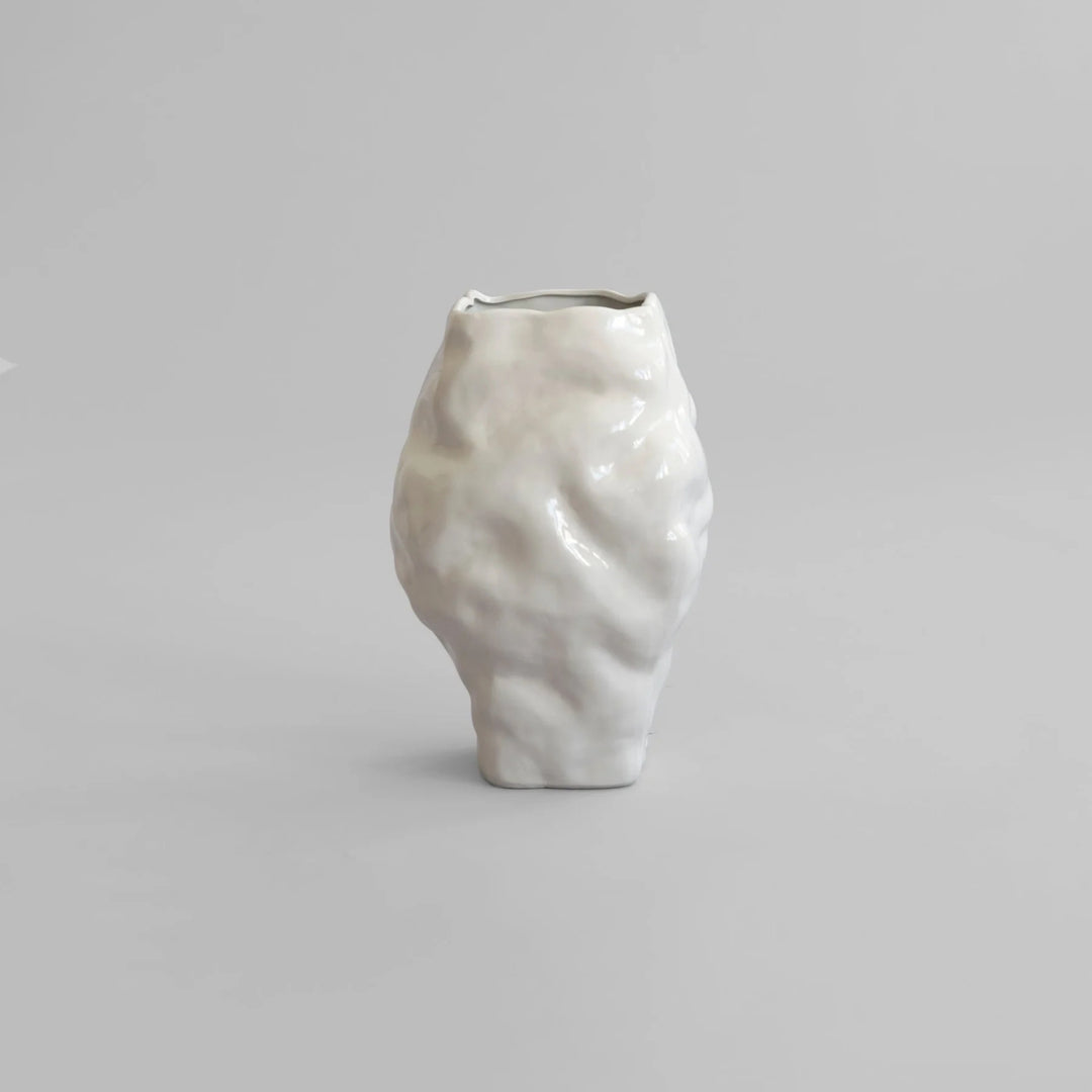 Katachi Vase, Medio