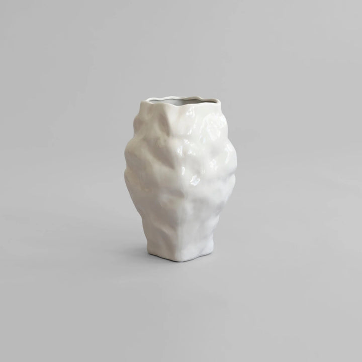 Katachi Vase, Medio