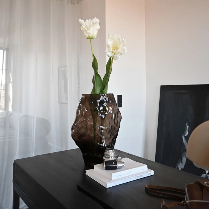 Katachi Vase, Medio